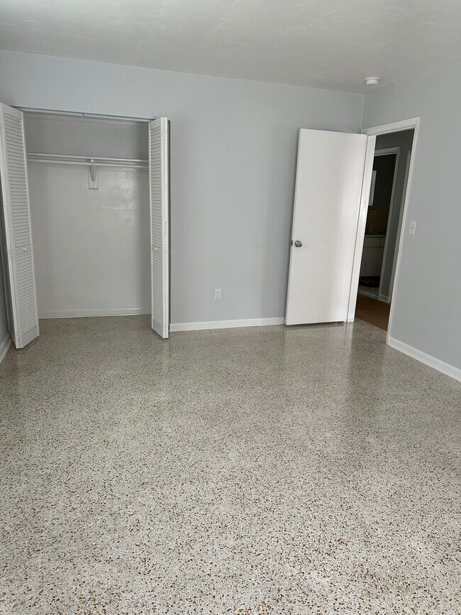 Building Photo - 7000 Pinehurst Dr
