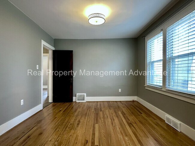 Building Photo - 851 Gardendale.