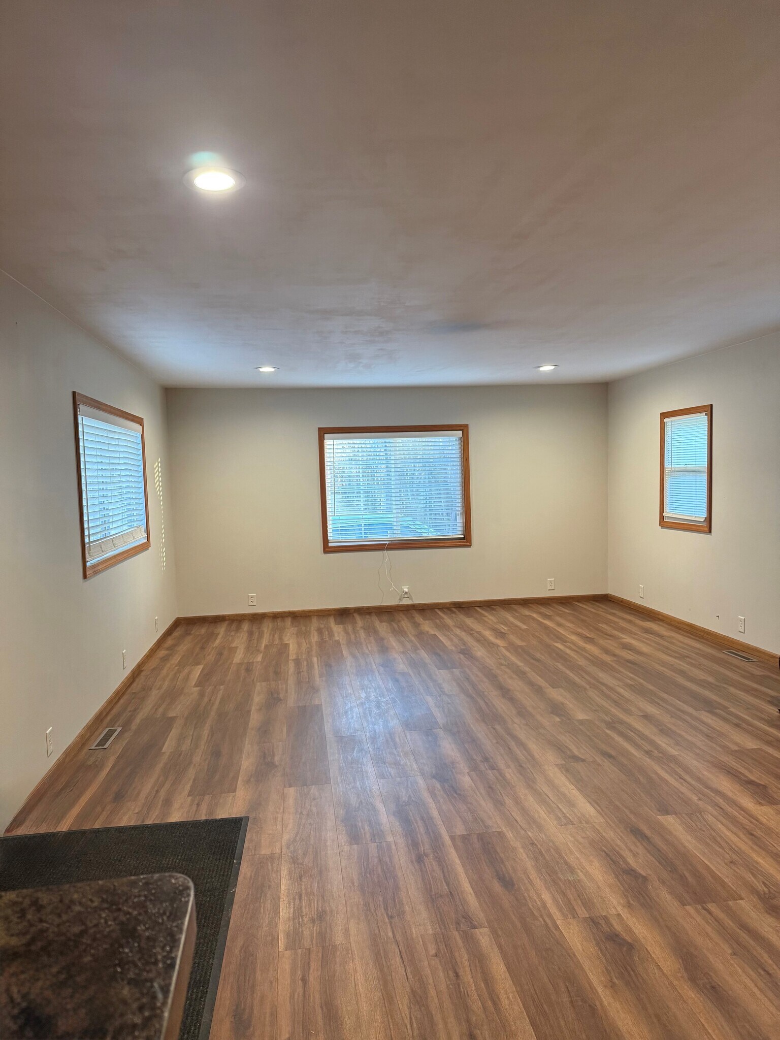 Building Photo - 816 E Cranston Rd