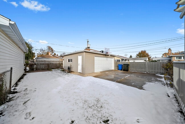 Building Photo - 7432 W Ainslie St