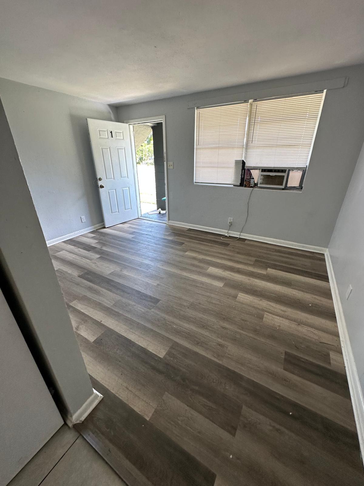 Building Photo - 1305 W 6th St