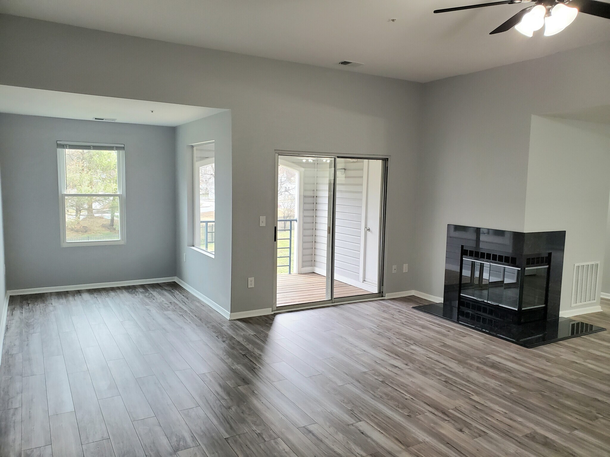 Living area leading to balcony - 20 Greystone Ct