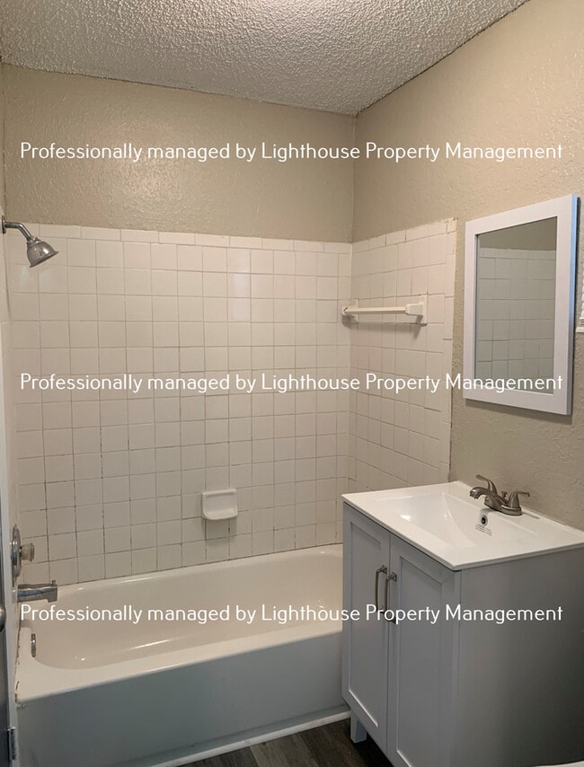 Building Photo - Just Renovated! 3/1.5 in Sherwood Forest!