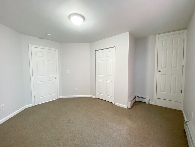 Building Photo - Gorgeous single-family home near Hartford Hospital