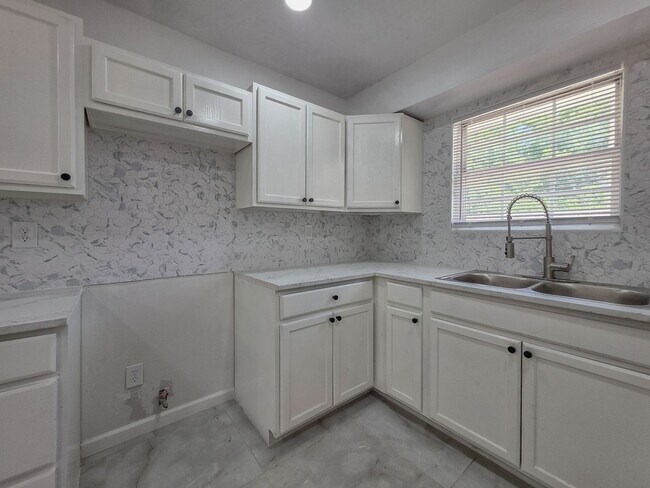 Building Photo - Charming 3-Bed, 2.5-Bath Home in Bethany w...