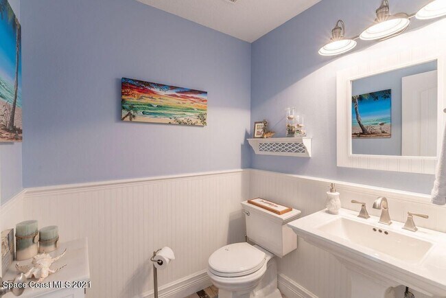 Building Photo - Gorgeous views from this 3 bedroom, 2.5 ba...