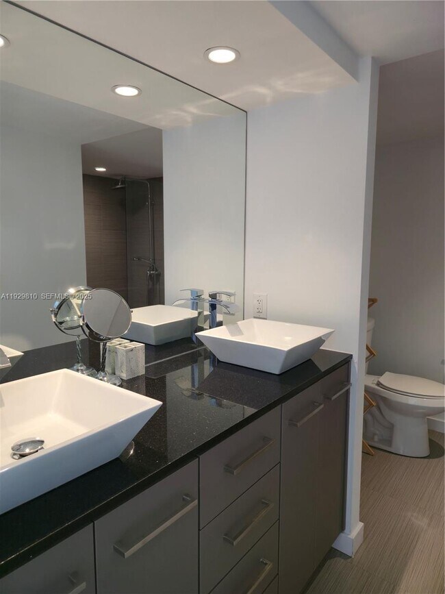 Building Photo - 9250 W Bay Harbor Dr