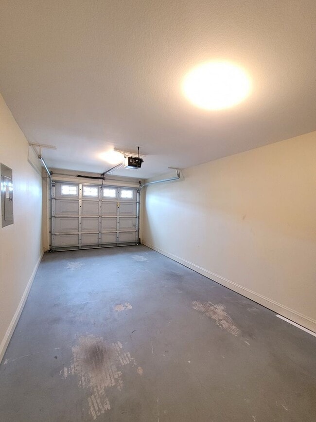 Building Photo - 803 Majestic Dr
