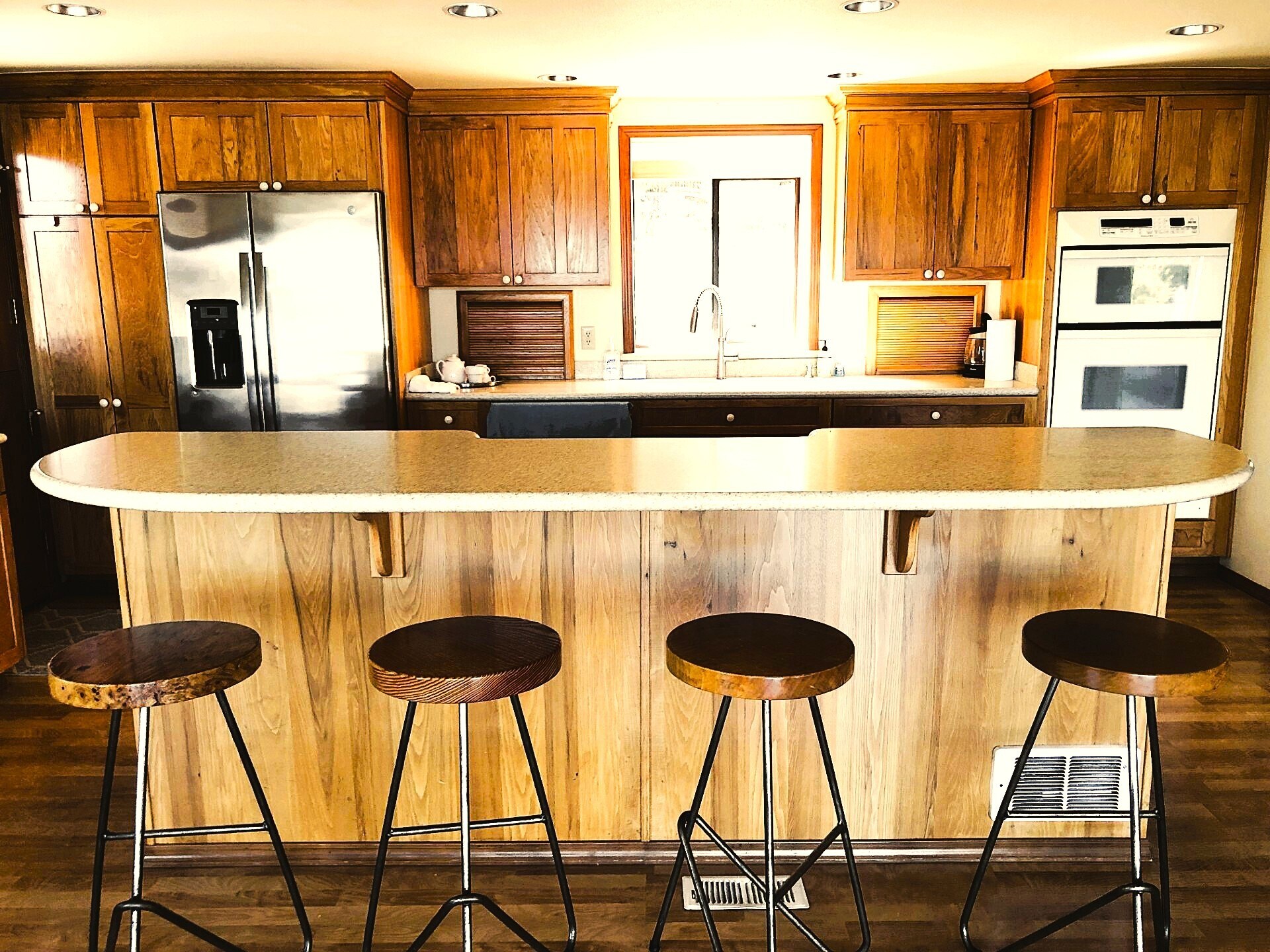 full-sized refrig/freezer, wall & microwave ovens, dw, solid surface counters & integrated sinks - 7107 120th St NW