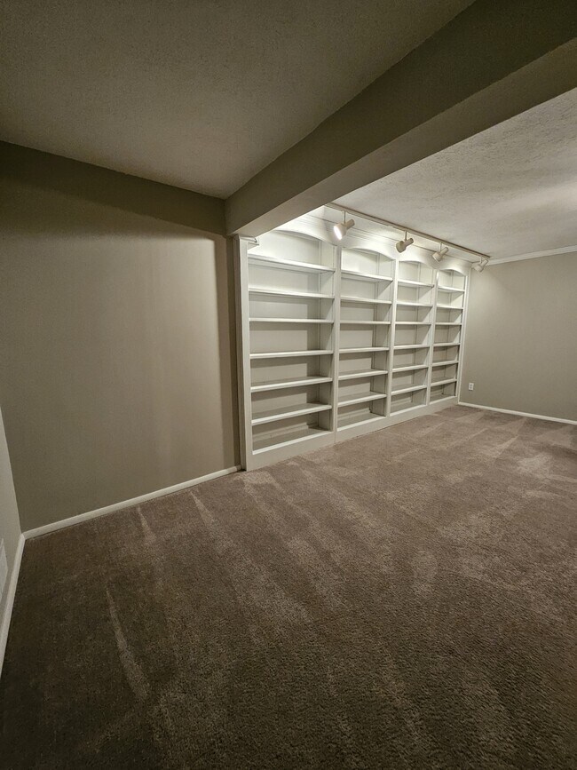 Building Photo - 9459 Timber View Dr