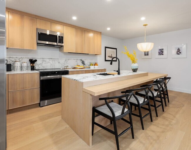 Building Photo - 4747 Marina Dr