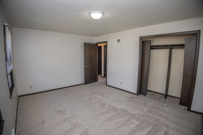 Building Photo - 493-495 Perrey Dr
