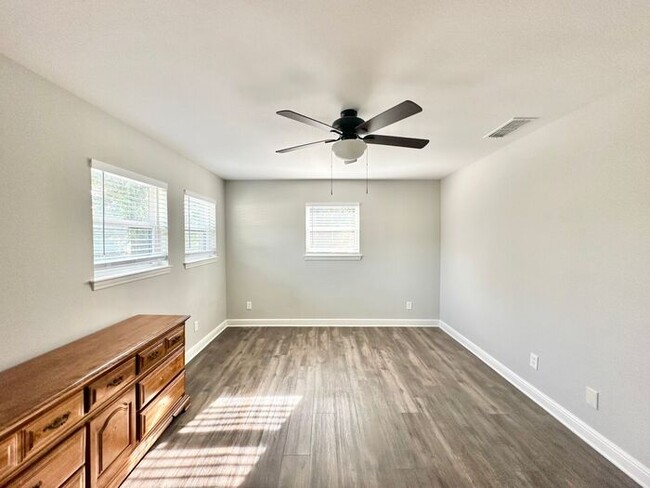 Building Photo - Available Now! Recently Remodeled 3 Bedroo...