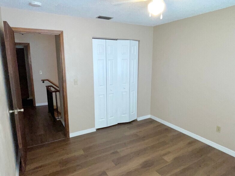 Building Photo - 2085 Oak Meadow Cir