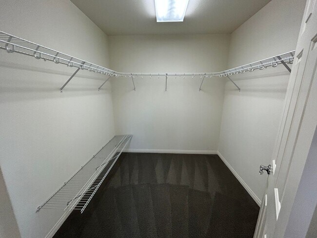 Building Photo - Great curb appeal