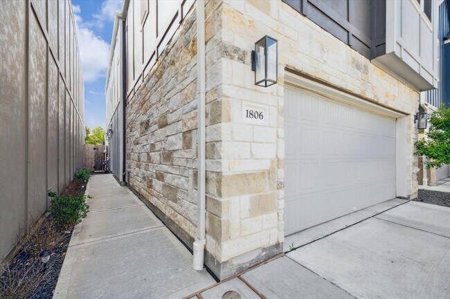 Building Photo - 1806 La Magnolia Dr