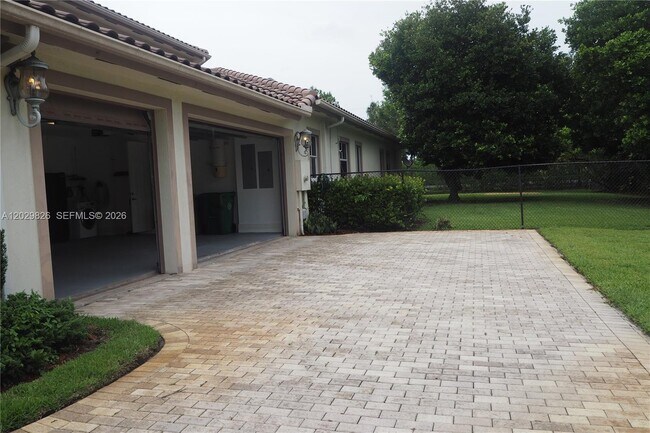 Building Photo - 2750 Jockey Cir