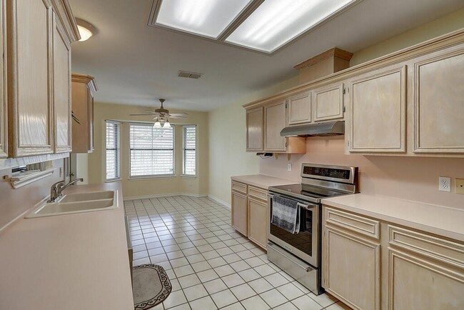 Building Photo - 4321 Holly Ridge Dr