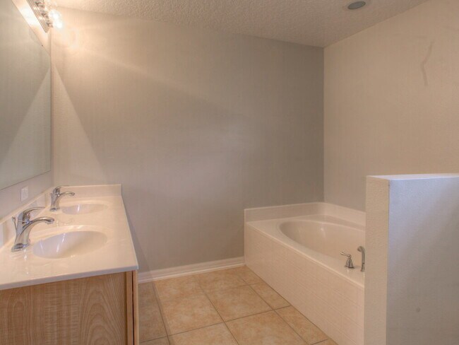 Building Photo - 744 Westcliffe Dr