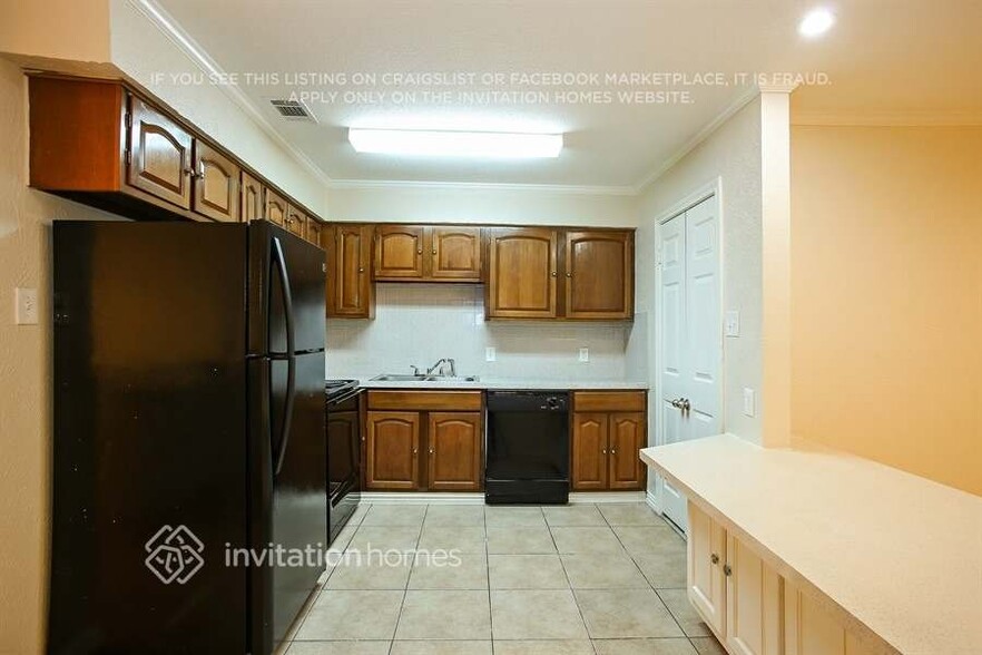 Building Photo - 807 Ross Ln