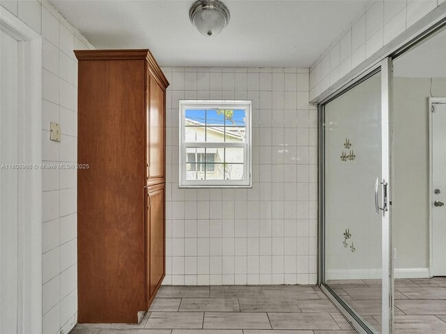 Building Photo - 221 NE 31st St