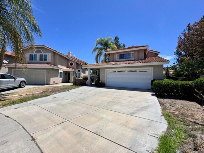 Building Photo - Spacious 4 Bedroom Home with Expansive Bac...