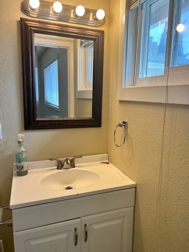 Building Photo - Single Level 3 Bedroom 2 Bath House in Rohnert Park