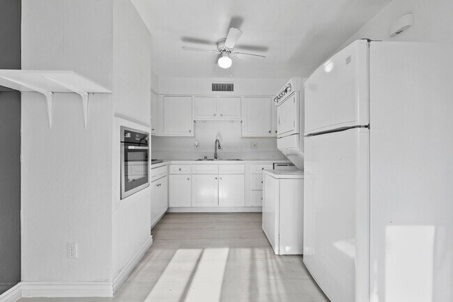 Building Photo - Welcome to this modern, remodeled condo!