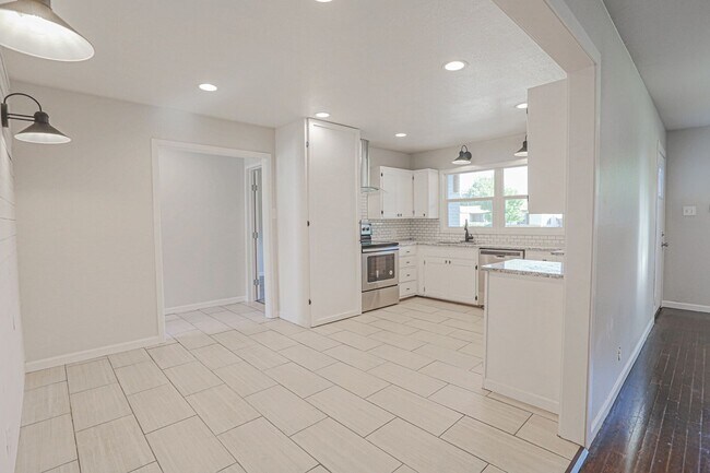 Building Photo - Pre Leasing for fall 2026! 4/2 in Medical District