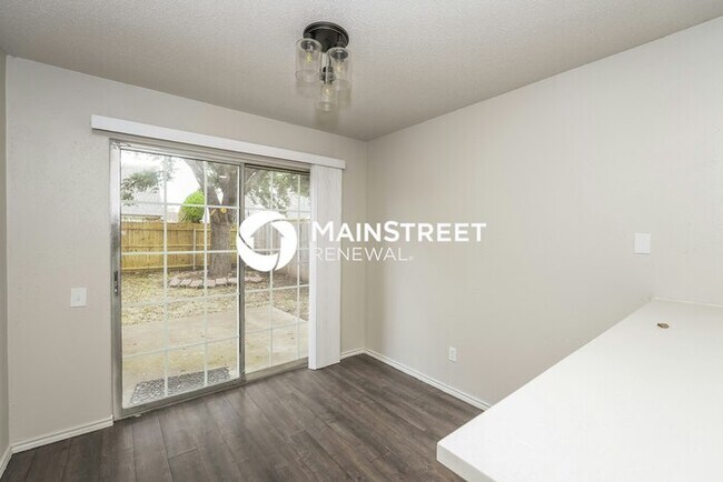 Building Photo - 4 Bedroom Pet-Friendly Home in FORT WORTH,...