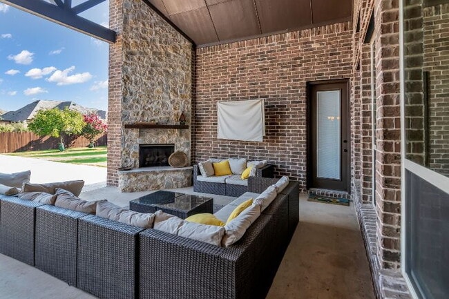 Building Photo - Stunning 4-3.5-3 Oasis with Pool in Prime ...