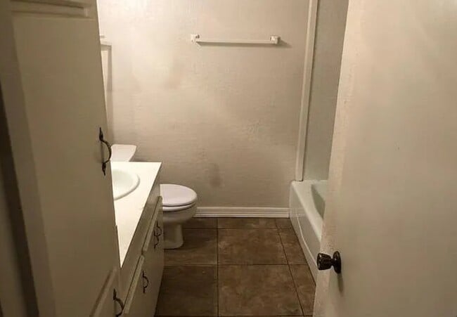 Building Photo - 1516 Kent Ave