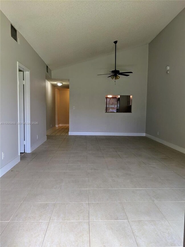 Building Photo - 460 Lakeview Dr