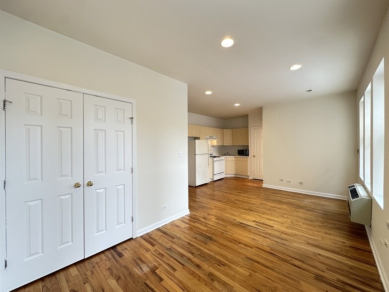 Building Photo - 909 W Dakin St