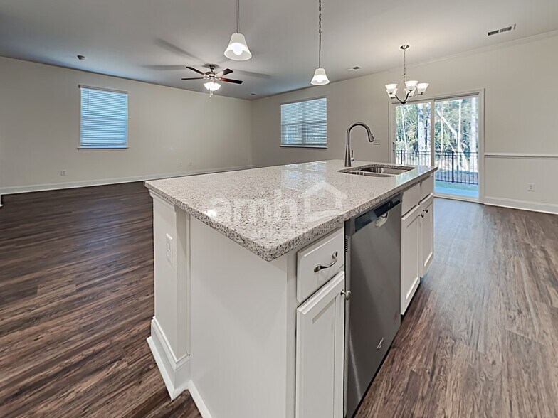 Building Photo - 606 W Lionel Rd