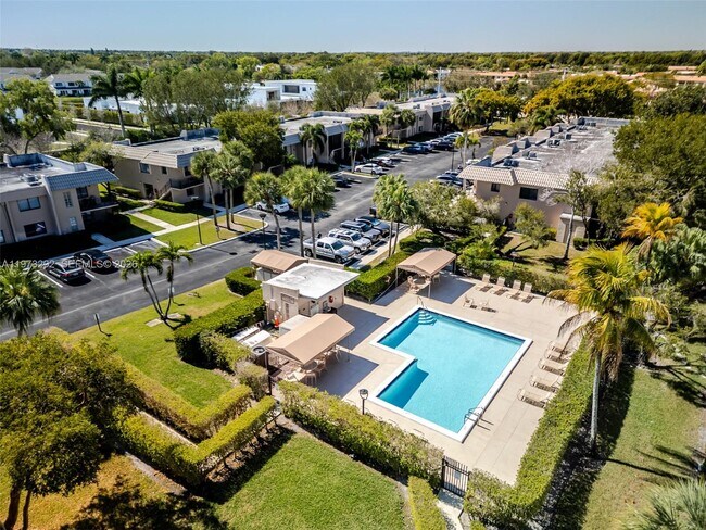 Building Photo - 370 Racquet Club Rd