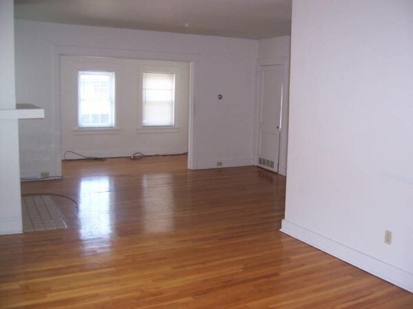 Building Photo - Fantastic and Bright Second Floor Duplex!