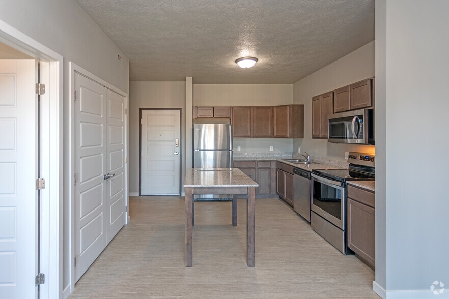1BR, 1BA - 620SF - The Oaks I & II