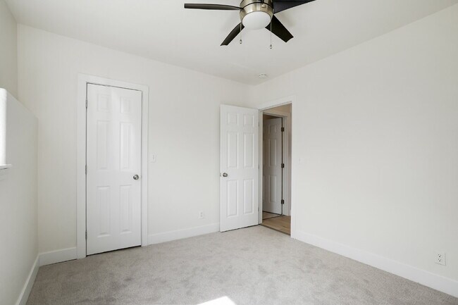 Building Photo - Updated Apartment in The Heart of Jefferson Park