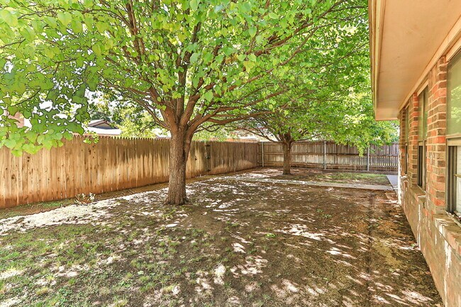 Building Photo - 2 Large Living areas! Approximately 2100 S...