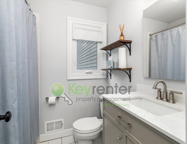 Building Photo - Spacious Clifton Cape with Finished Baseme...
