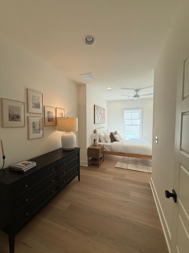 Building Photo - Awesome New Construction 5BR House Close to Campus