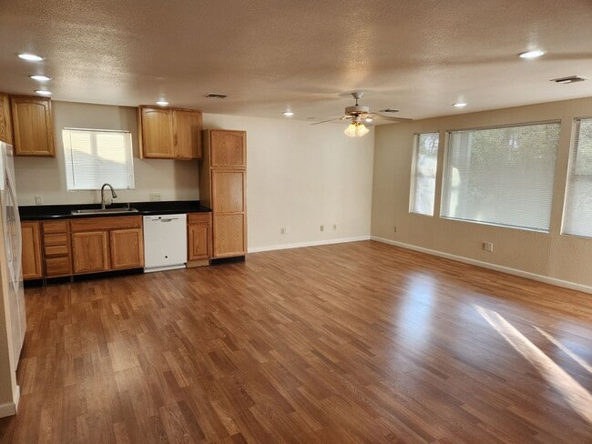 Building Photo - COMING SOON ~ 2 Bed / 2 Bath w/ Oversized 2 Car Garage