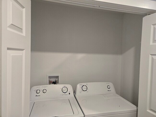 Building Photo - 715 River St