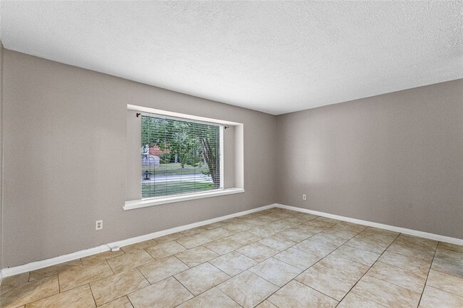 Building Photo - 5718 Upper Lake Dr