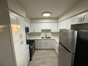 Building Photo - 8866 Donna Jean Ln