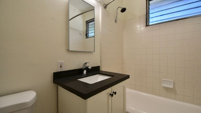 Building Photo - 121 W Arrellaga St