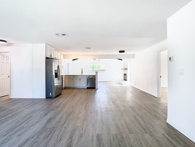 Building Photo - Stunning Rental Pool House in South St. Pe...