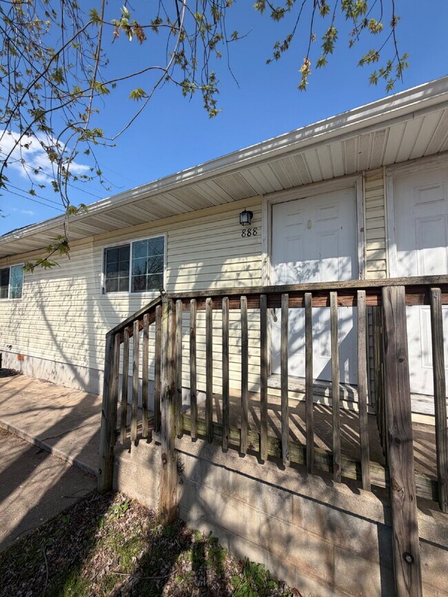 Building Photo - 2BR Duplex