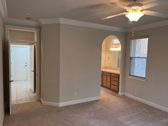 Building Photo - 3 bedroom, 2.5 bathroom home in great Neig...
